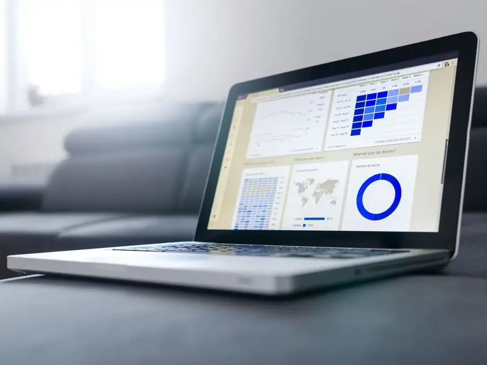 Laptop mit Auswertungen im CRM